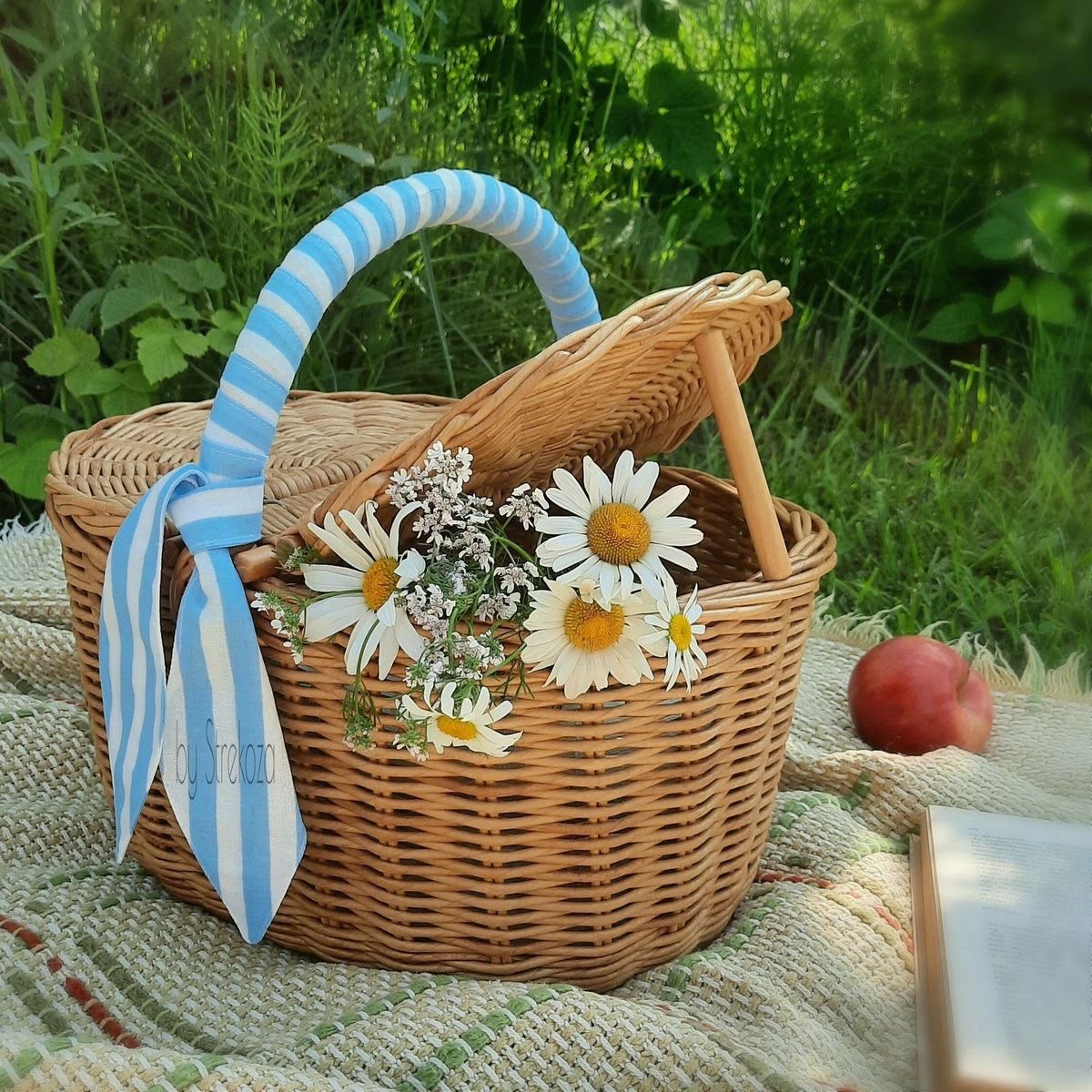Panier de pique-nique avec marguerites et ruban