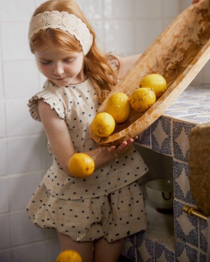 Enfant lavant des citrons, diversification alimentaire
