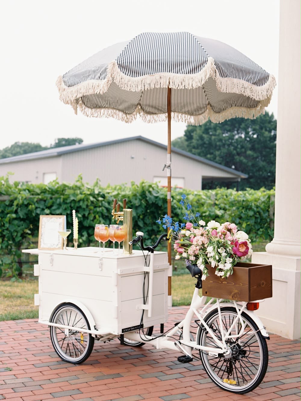 Triporteur-bar à jus avec parasol à franges
