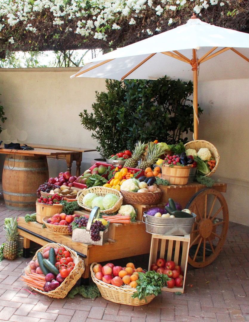 Étal de marché abondant en fruits et légumes