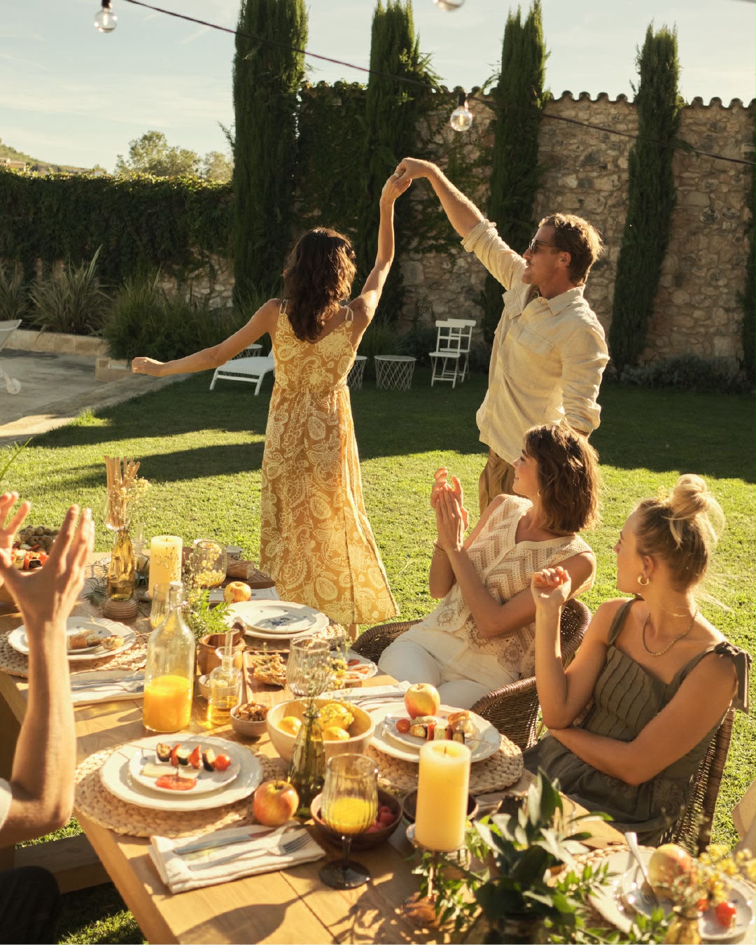 Dîner d'été au jardin en golden hour